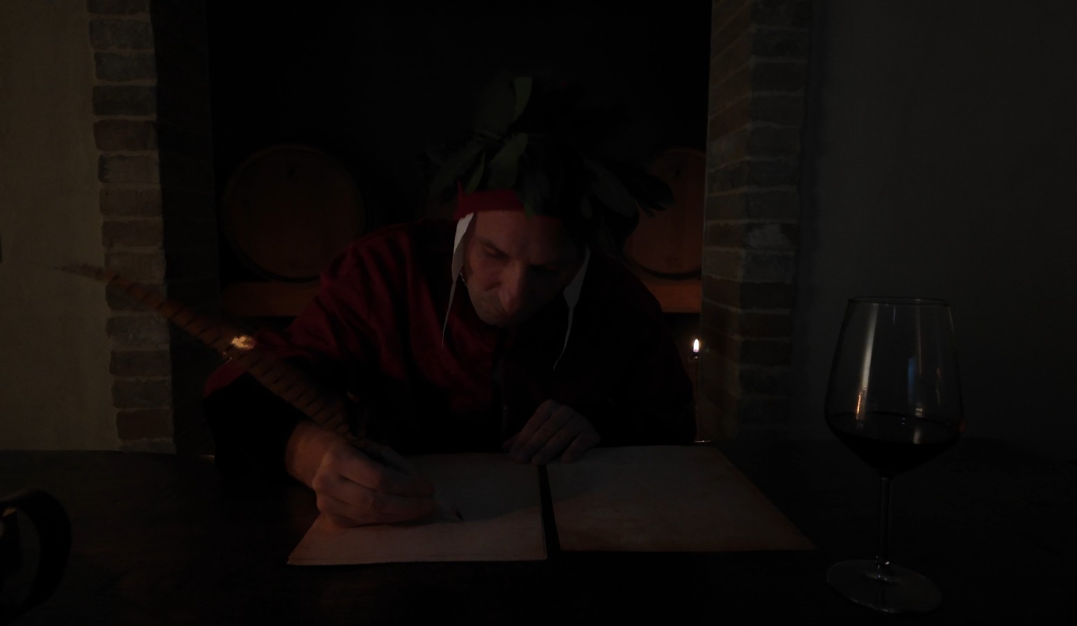 Dante alla scrivania con un calice di vino — Cantina Cerbero